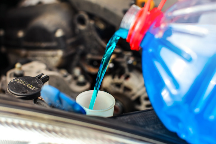 Agua en el radiador del coche: ¿destilada o del grifo?