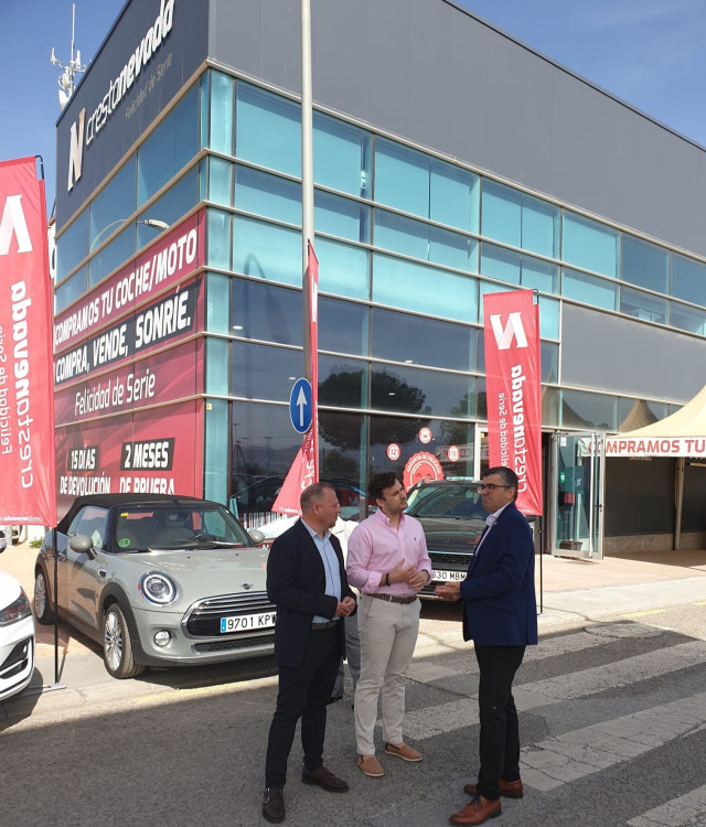 El alcalde de Cúllar Vega y el delegado de Empleo de la Junta de Andalucía visitan las instalaciones centrales de Crestanevada