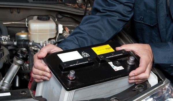 ¿Cómo puedo comprobar el estado de la batería de mi coche?