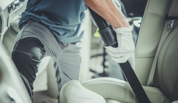 Limpiar la tapicería del coche y dejarla como nueva