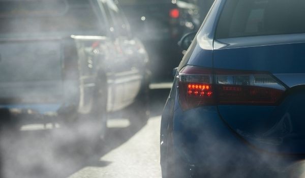 ¿Por qué mi coche expulsa humo blanco por el tubo de escape?