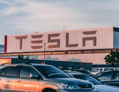 TESLA aumenta su presencia en España con dos nuevas tiendas.