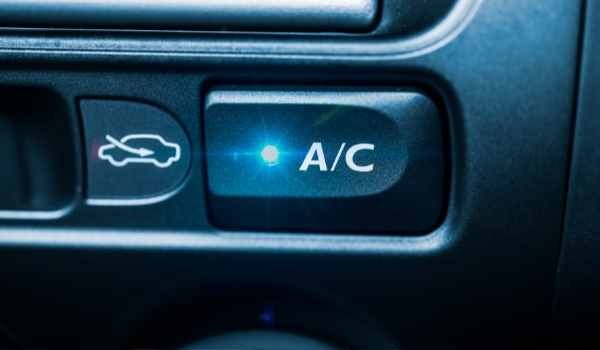 6 formas de cuidar el aire acondicionado del coche en verano.