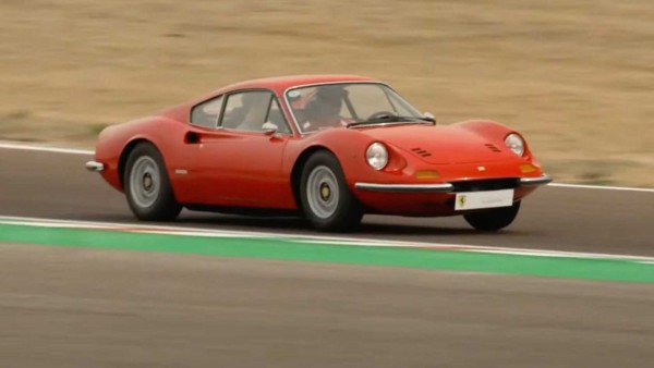 Carlos Sainz al volante de uno de los Ferrari más míticos.
