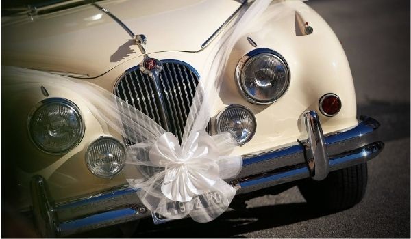 Cómo decorar el coche de bodas