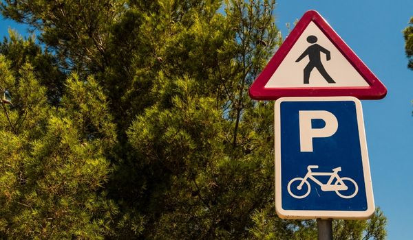 Prohibido aparcar: diferencias entre la señal parada y estacionamiento