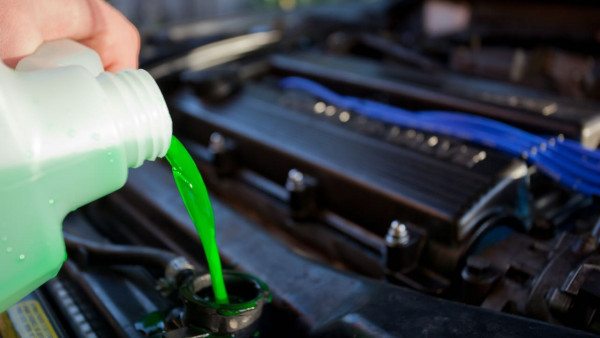 Rellenar el líquido refrigerante del coche