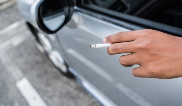 ¿Pueden multarte por fumar al volante?