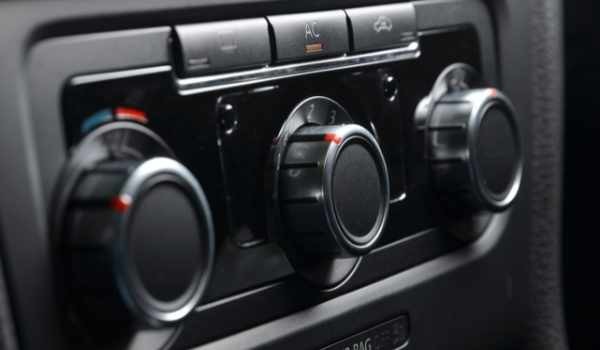 6 formas de cuidar el aire acondicionado del coche en verano.