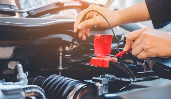 ¿Cómo arrancar un coche sin batería?