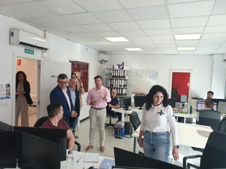 El alcalde de Cúllar Vega y el delegado de Empleo de la Junta de Andalucía visitan las instalaciones centrales de Crestanevada