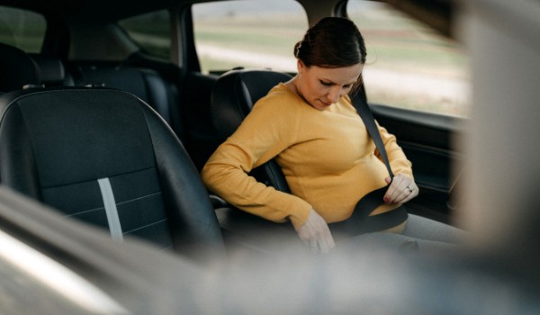 ¿Cómo deben utilizar el cinturón de seguridad las mujeres embarazadas?