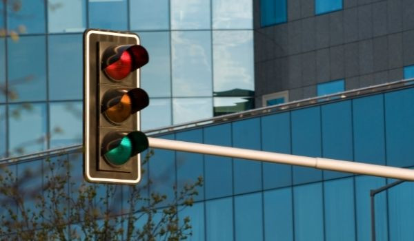 Cuál es la multa por saltarse un semáforo en rojo