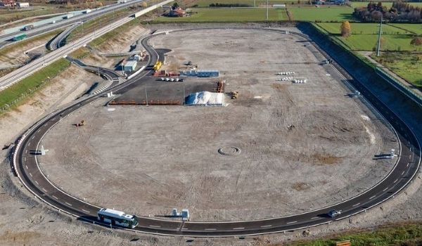 Los coches ya se cargan por inducción en la nueva pista “Arena del Futuro”