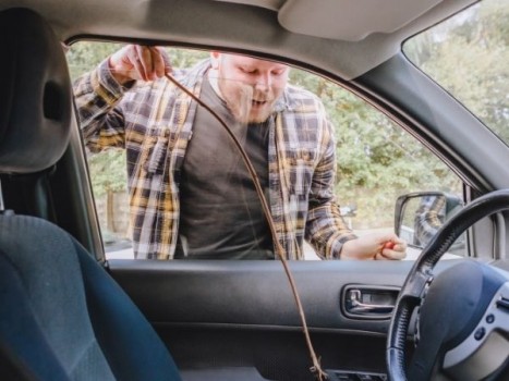 ¿Cómo abrir tu coche si te dejaste las llaves dentro?