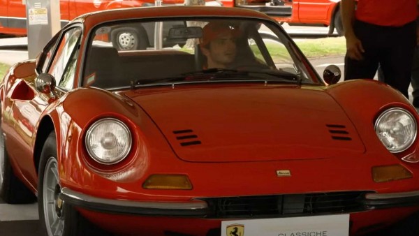Carlos Sainz al volante de uno de los Ferrari más míticos.