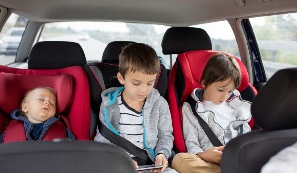 Elevadores de niños para el coche, siempre con respaldo