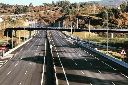 El Gobierno estudia un "pago simbólico" en autovías gratuitas.