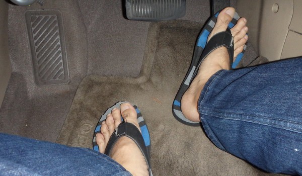 Conducir con chanclas