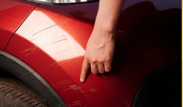 3 formas sencillas de reparar los arañazos del coche.